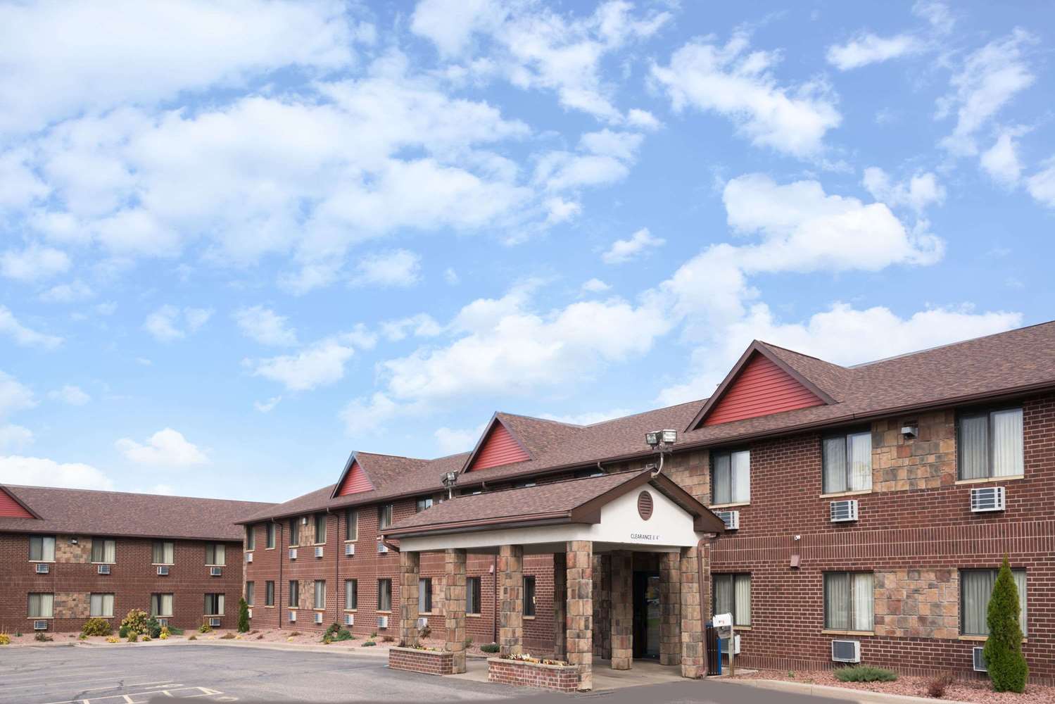 Baymont by Wyndham Eau Claire WI 26/27