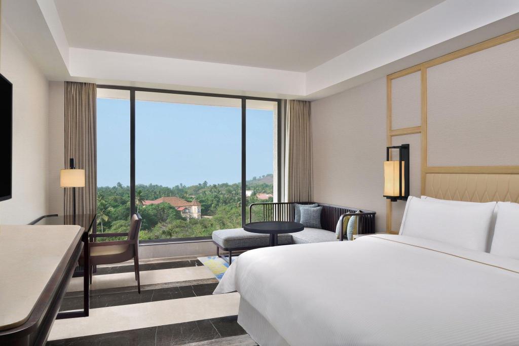غرفة بسرير كينج بإطلالة على الفناء، The Westin Goa 9/16