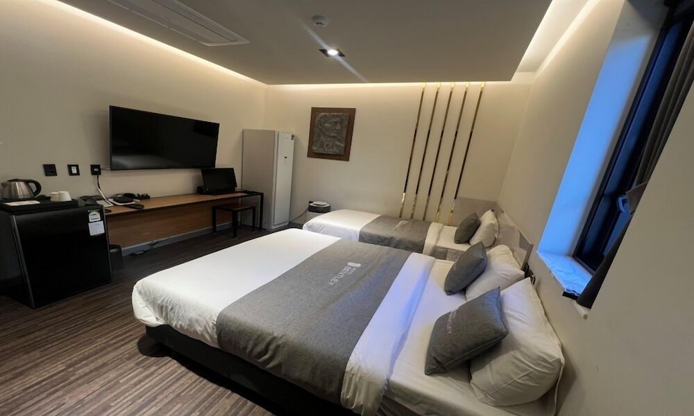 DELUXE, TWIN BEDS
