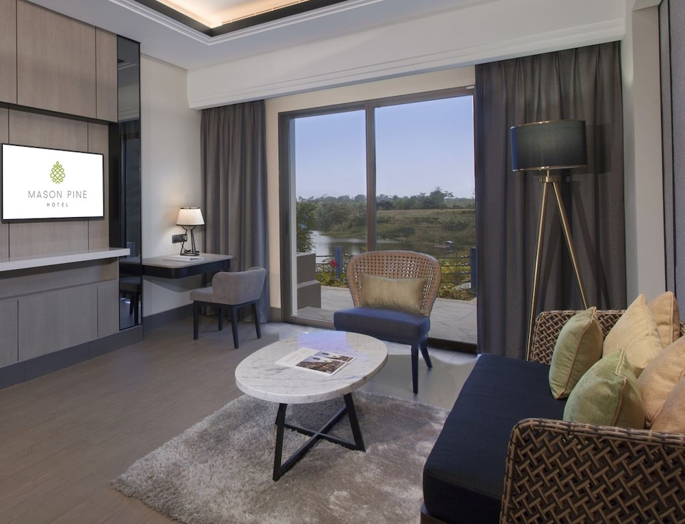 Mason Pine Hotel 13/26