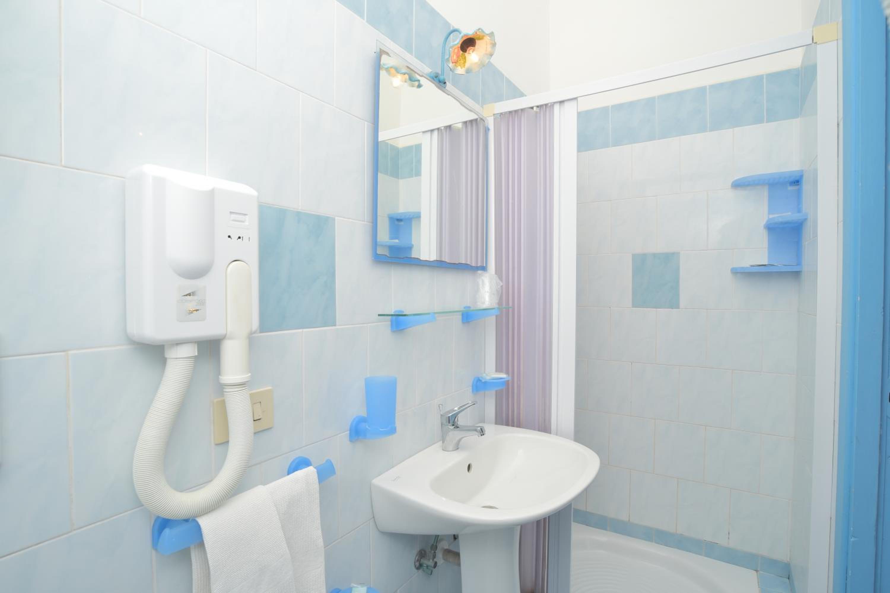 غرفة ثلاثية بشرفة، HOTEL CELESTE 6/6
