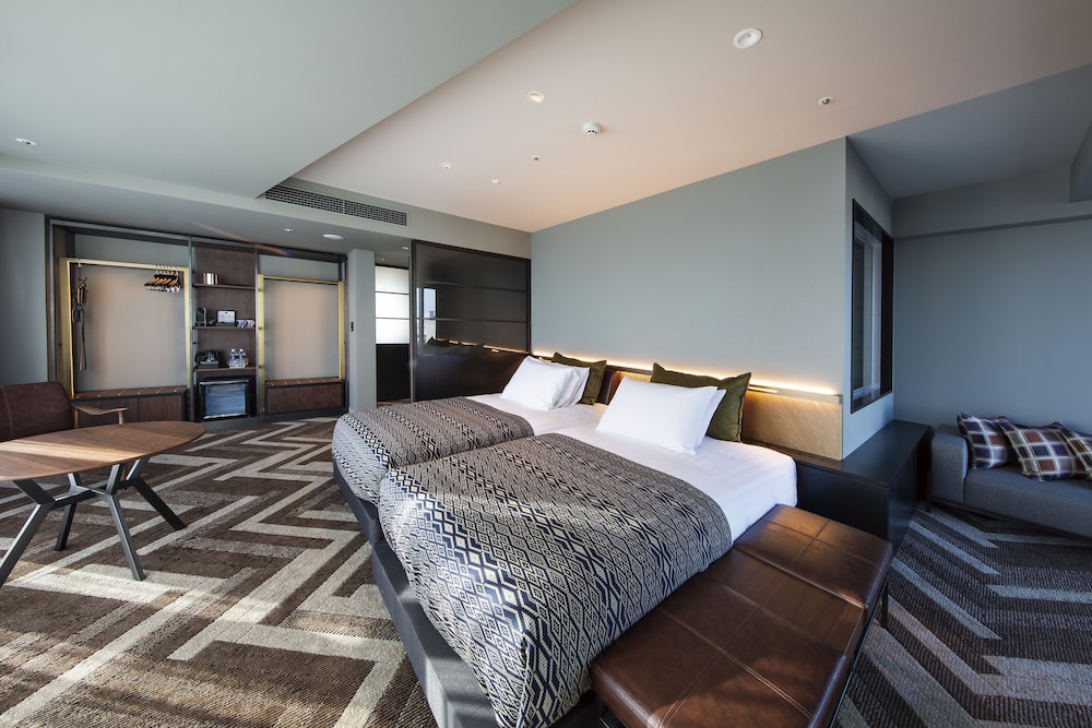 DELUXE, TWIN BEDS, CORNER