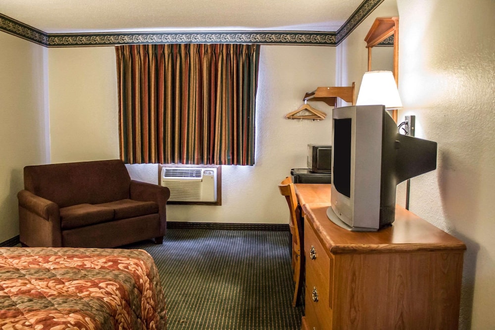 Econo Lodge Akron Copley Northwest 26/34