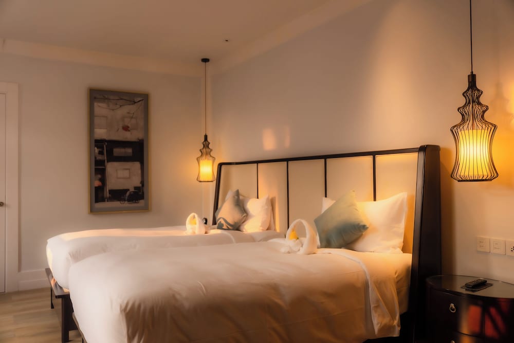 DELUXE, TWIN BEDS, GOLF COURSE VIEW, BATHTUB