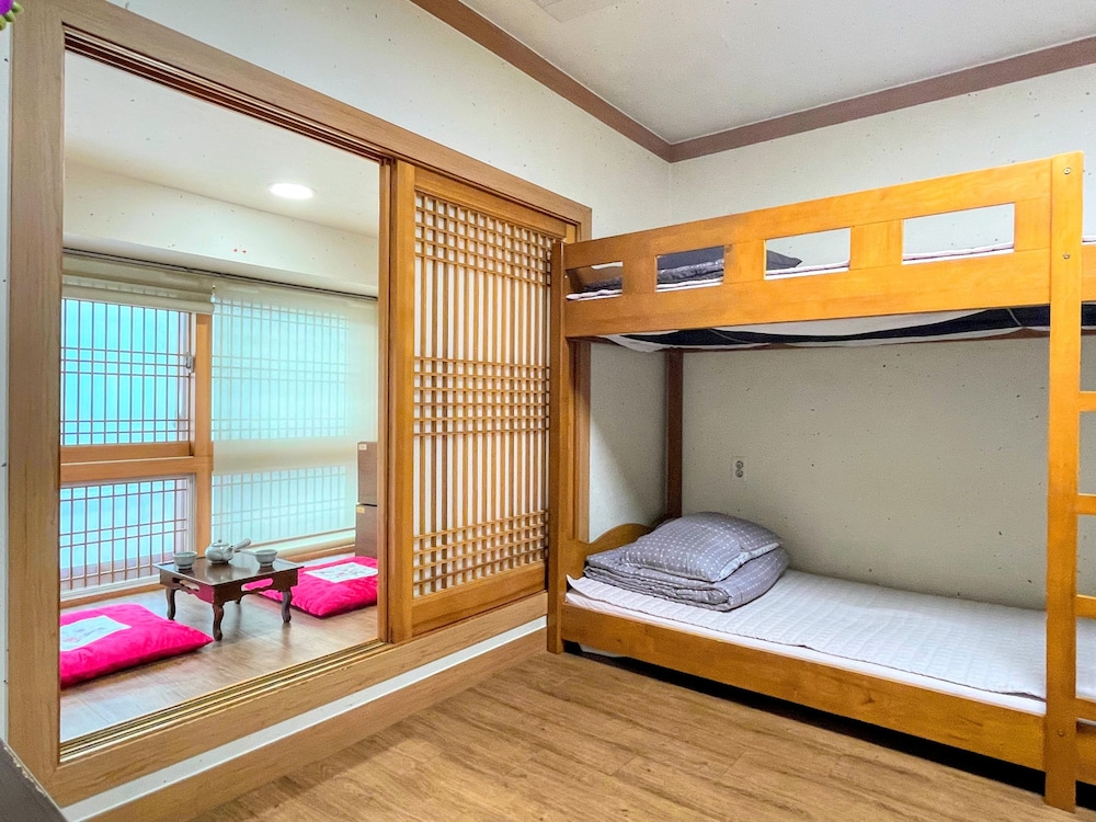 ROOM, QUADRUPLE