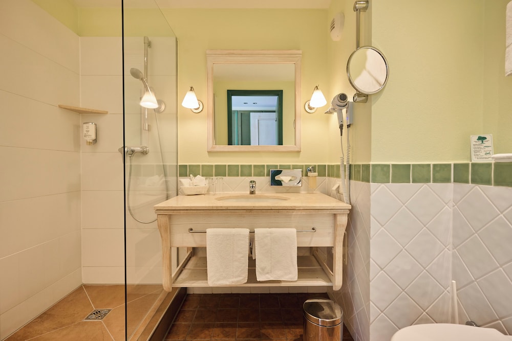 Prestige, King Bed, Hotel Hirschen in Freiburg-Lehen 4/4