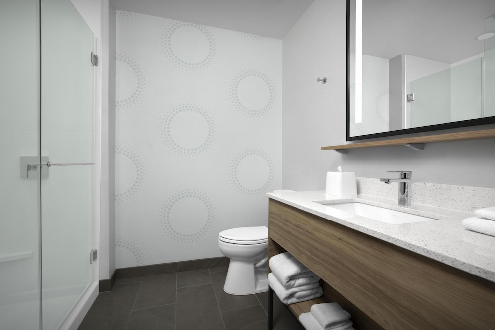 Tru by Hilton Midland East 35/39
