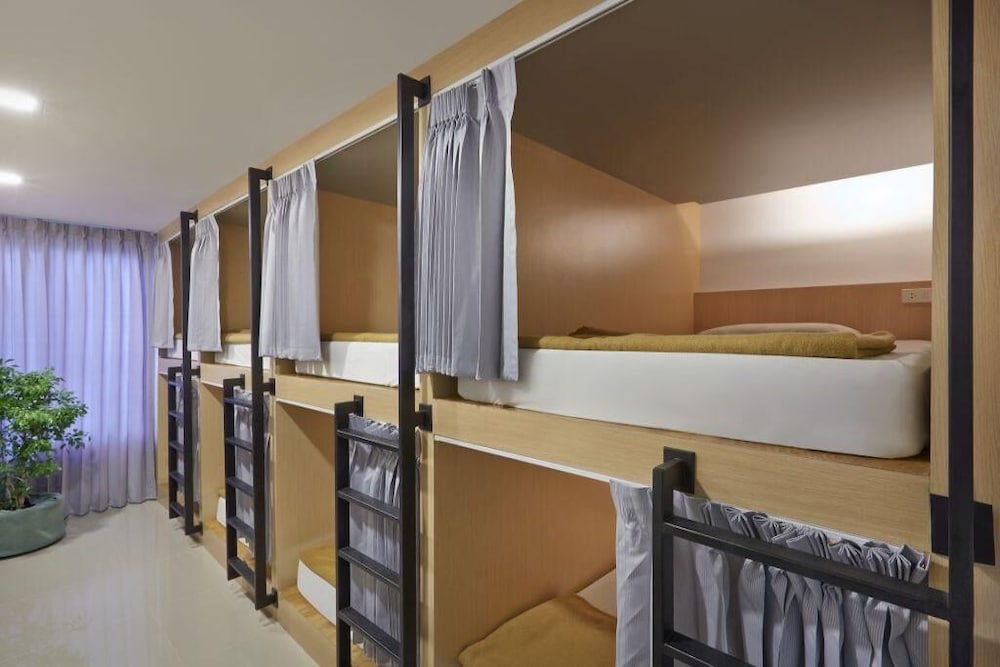 18 Coins Budget Hotel 52/67