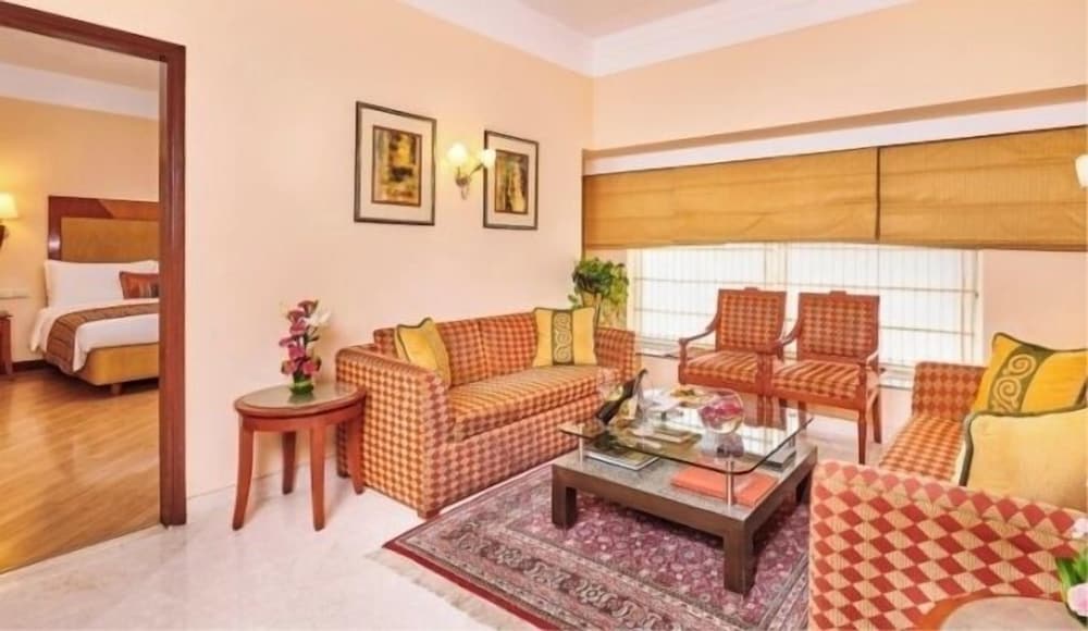 LUXURY, SUITE