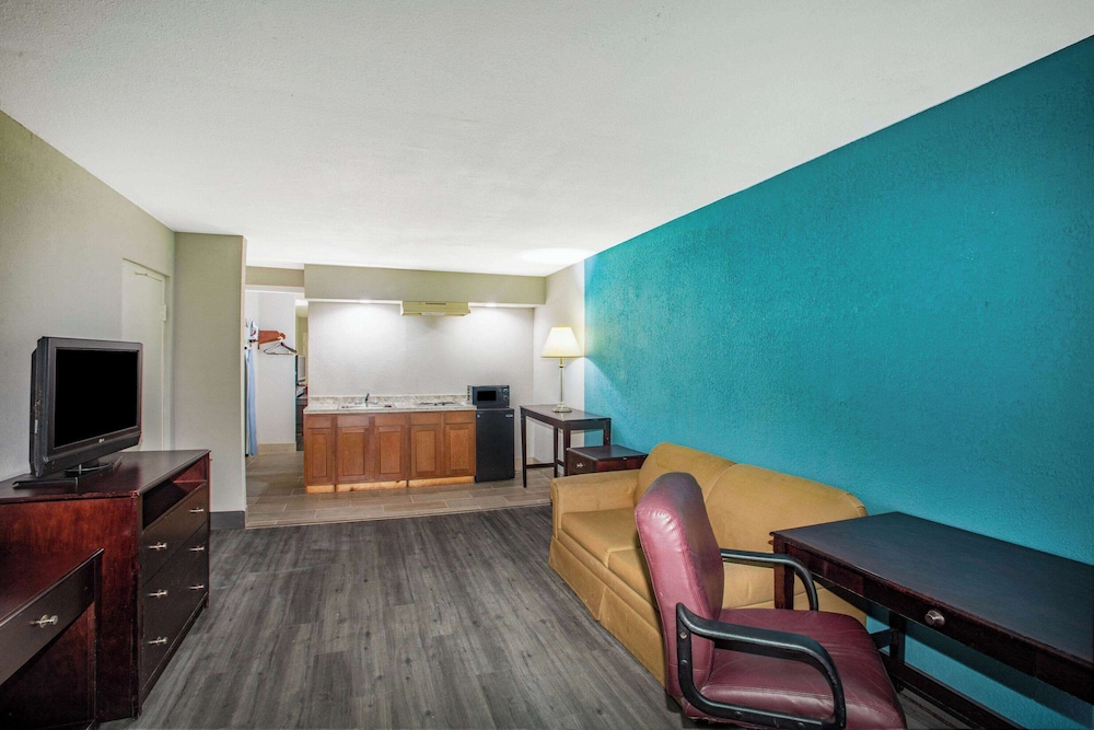 Days Inn By Wyndham Mobile I-65 18/25