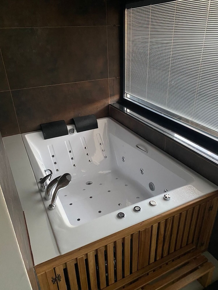 216 Ruby Suite 26/43