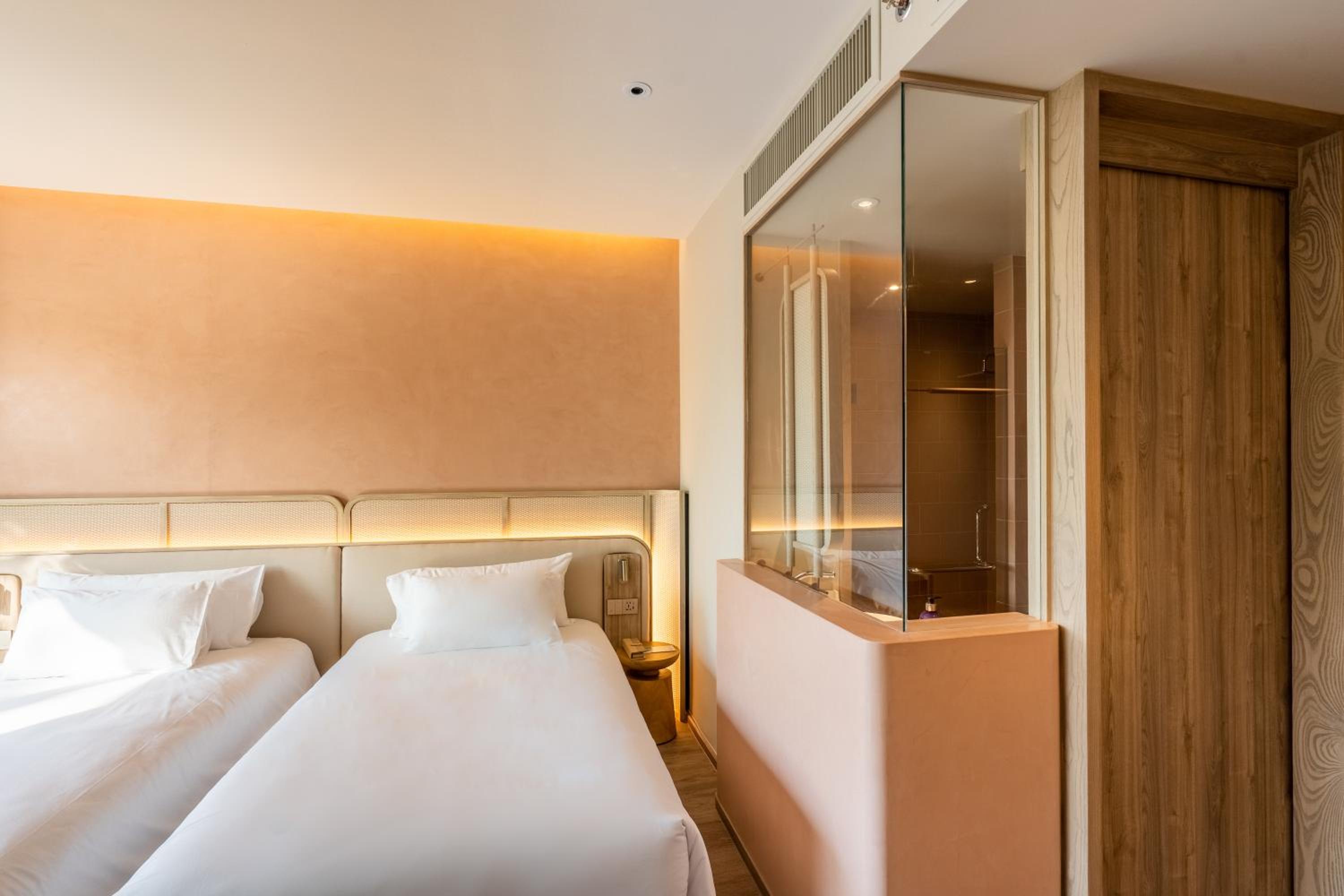 DELUXE, TWIN BEDS