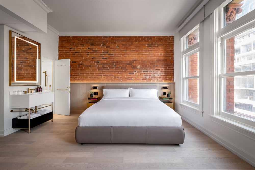 ROOM, KING BED, CORNER