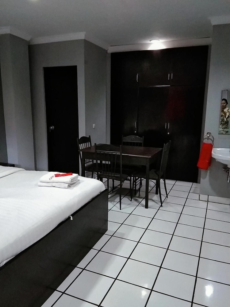 Reddoorz Plus Near Rs Fatmawati 2 15/28