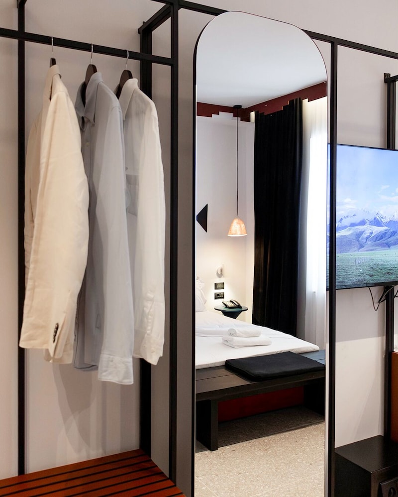 Bazaar Hotel 25/39