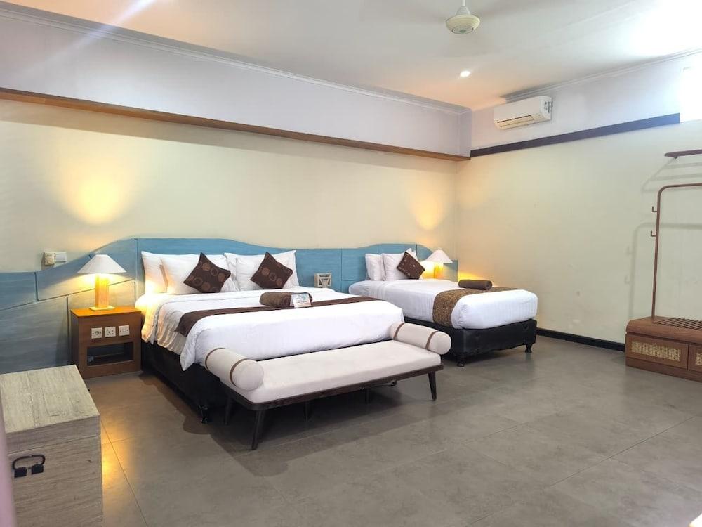 Deluxe, Triple, King Bed, Pool Side