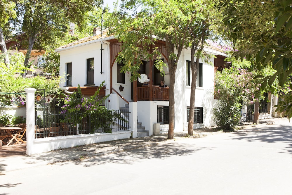 Orhan Kutbay'in Evi Turyolu Cafe Pansiyon 45/50