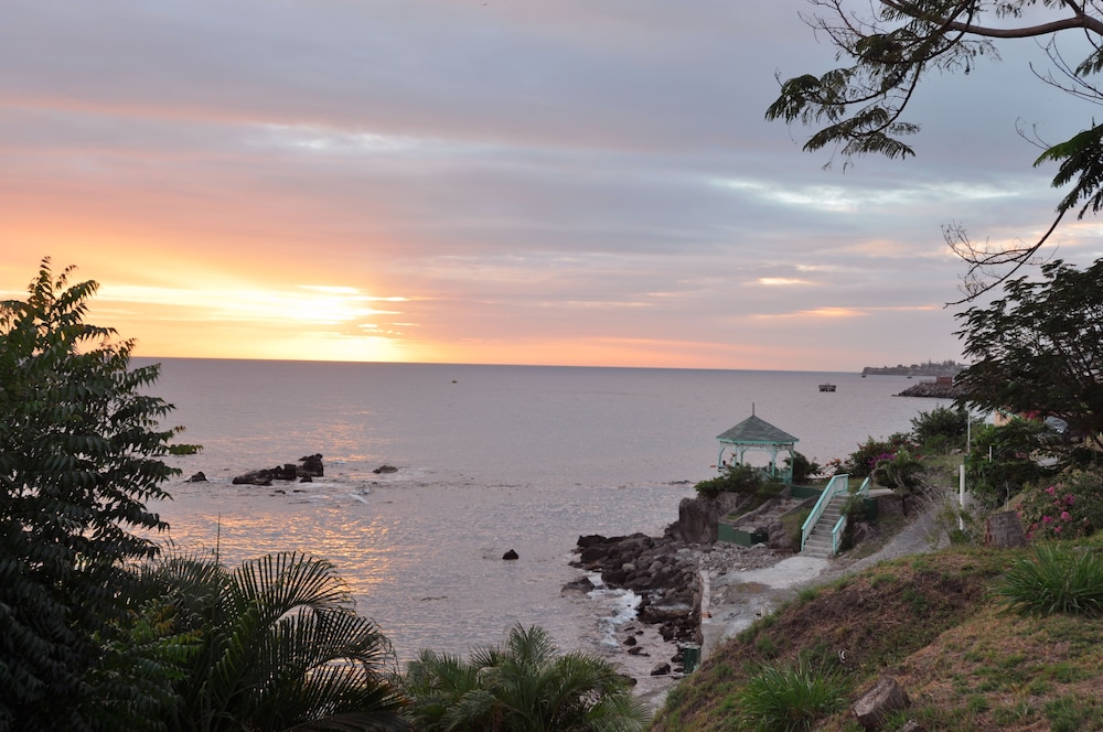 BIRD ROCK BEACH HOTEL 43/47