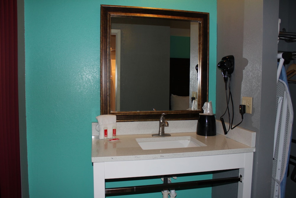 Econo Lodge West Coors Blvd 30/34