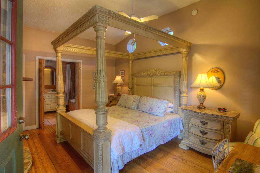 Florida House Inn 24/55