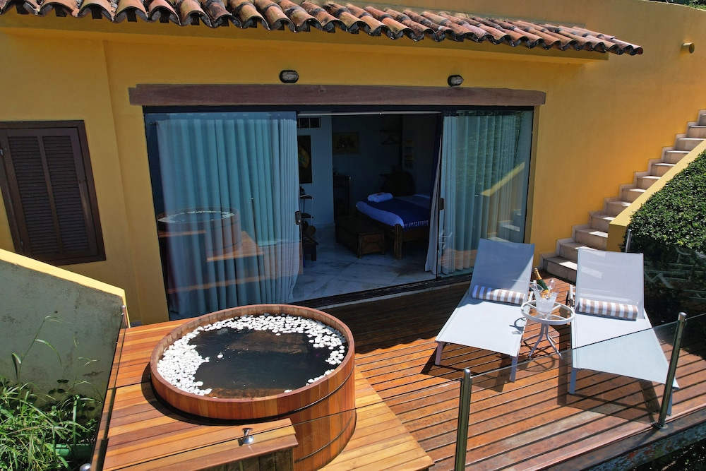 Cliffside Luxury Inn 40/48