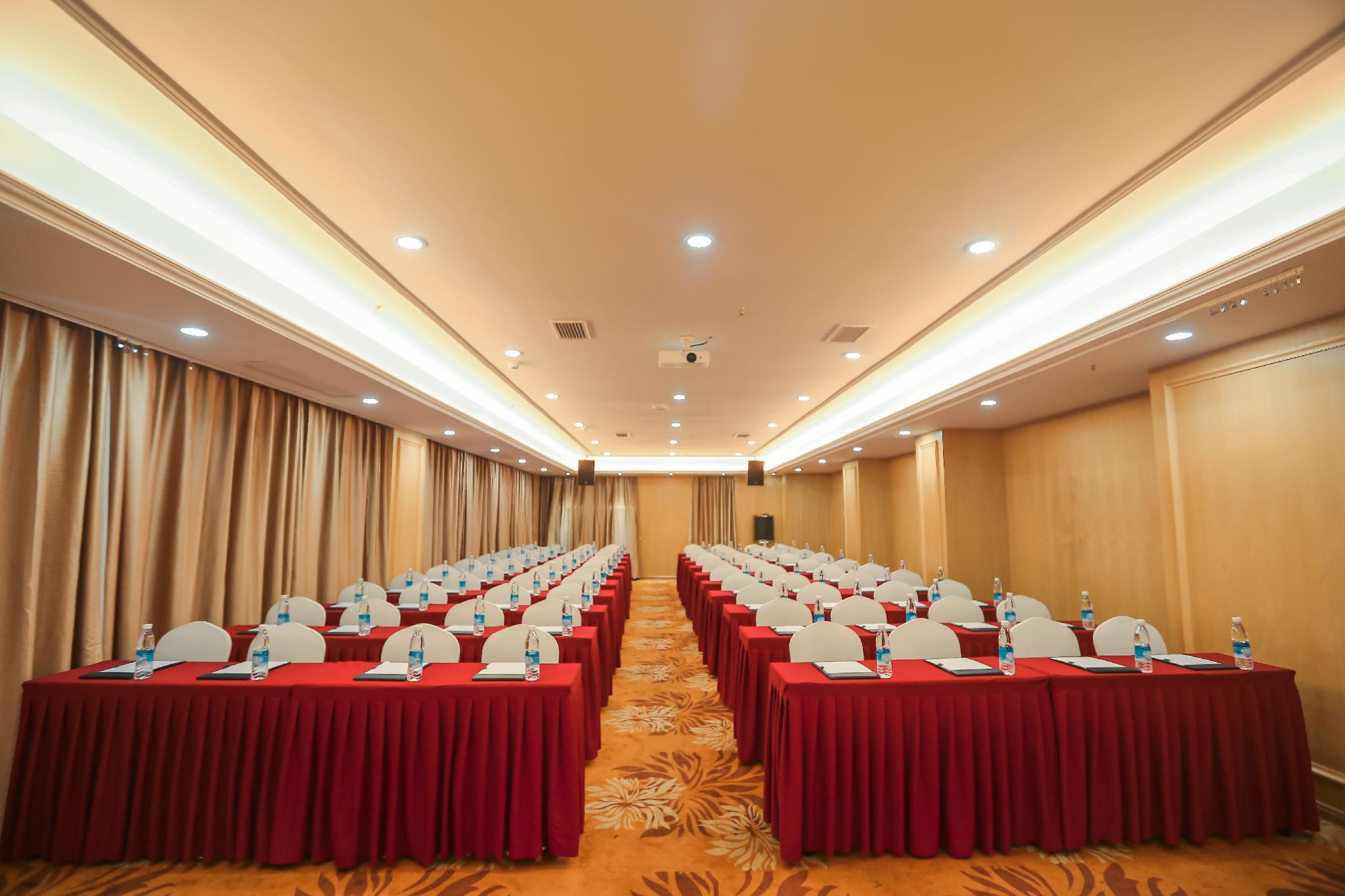 Vienna Hotel (North Square of Chengdu North Railway Station) 38/50