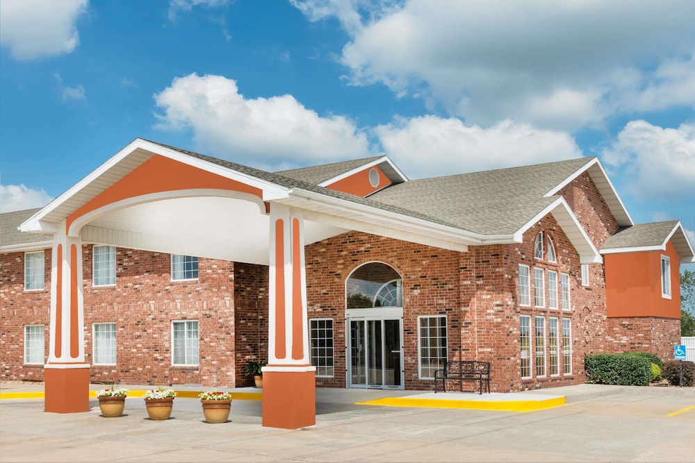 Super 8 by Wyndham Bolivar MO 1/28