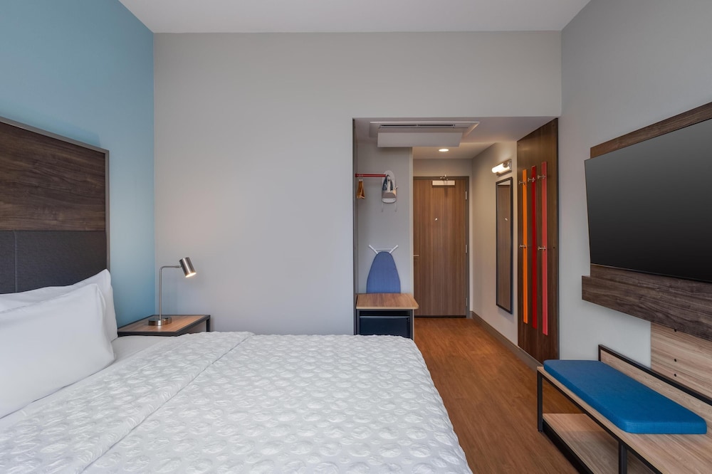 ROOM, KING BED