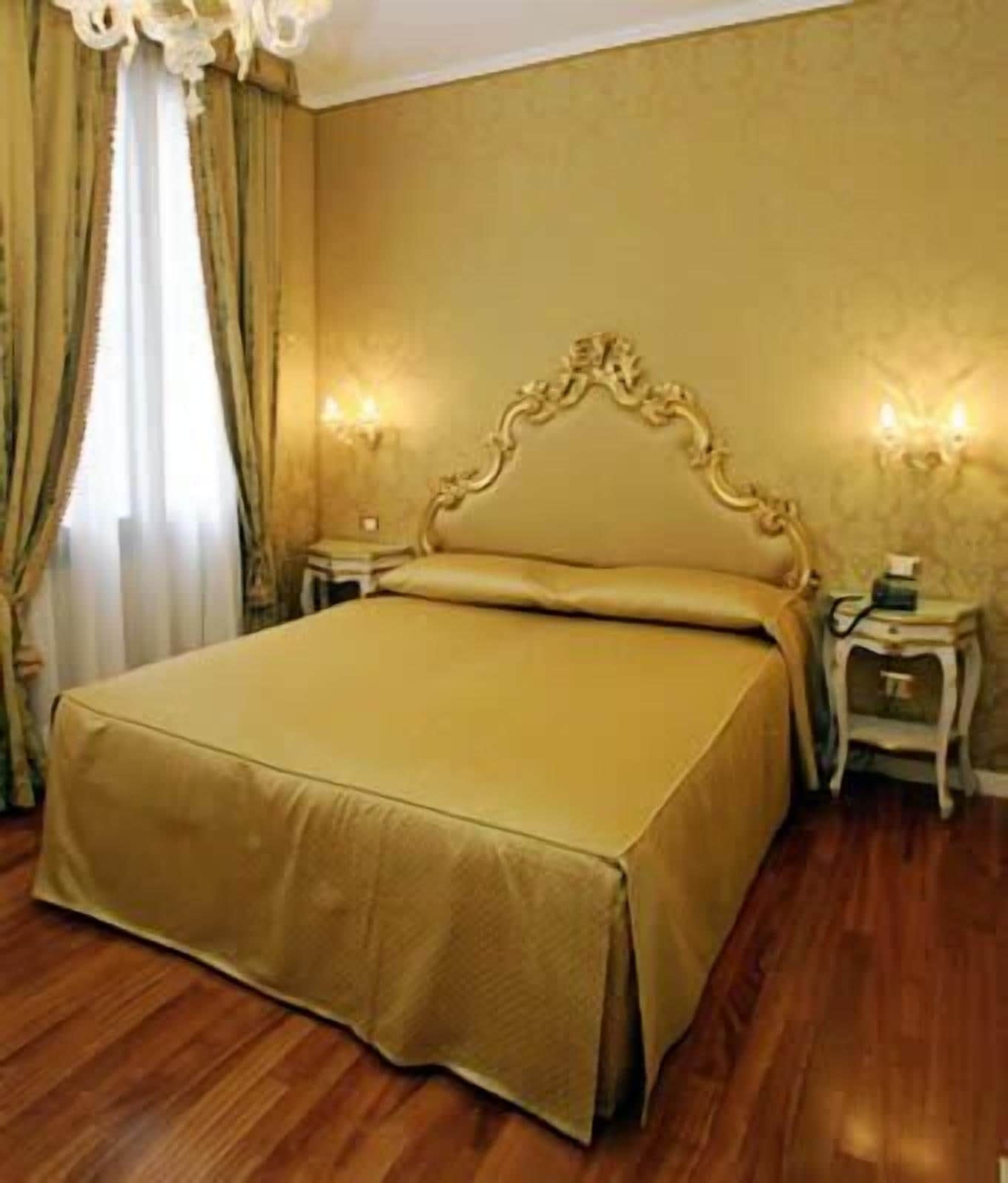 ROOM, DOUBLE OR TWIN BED