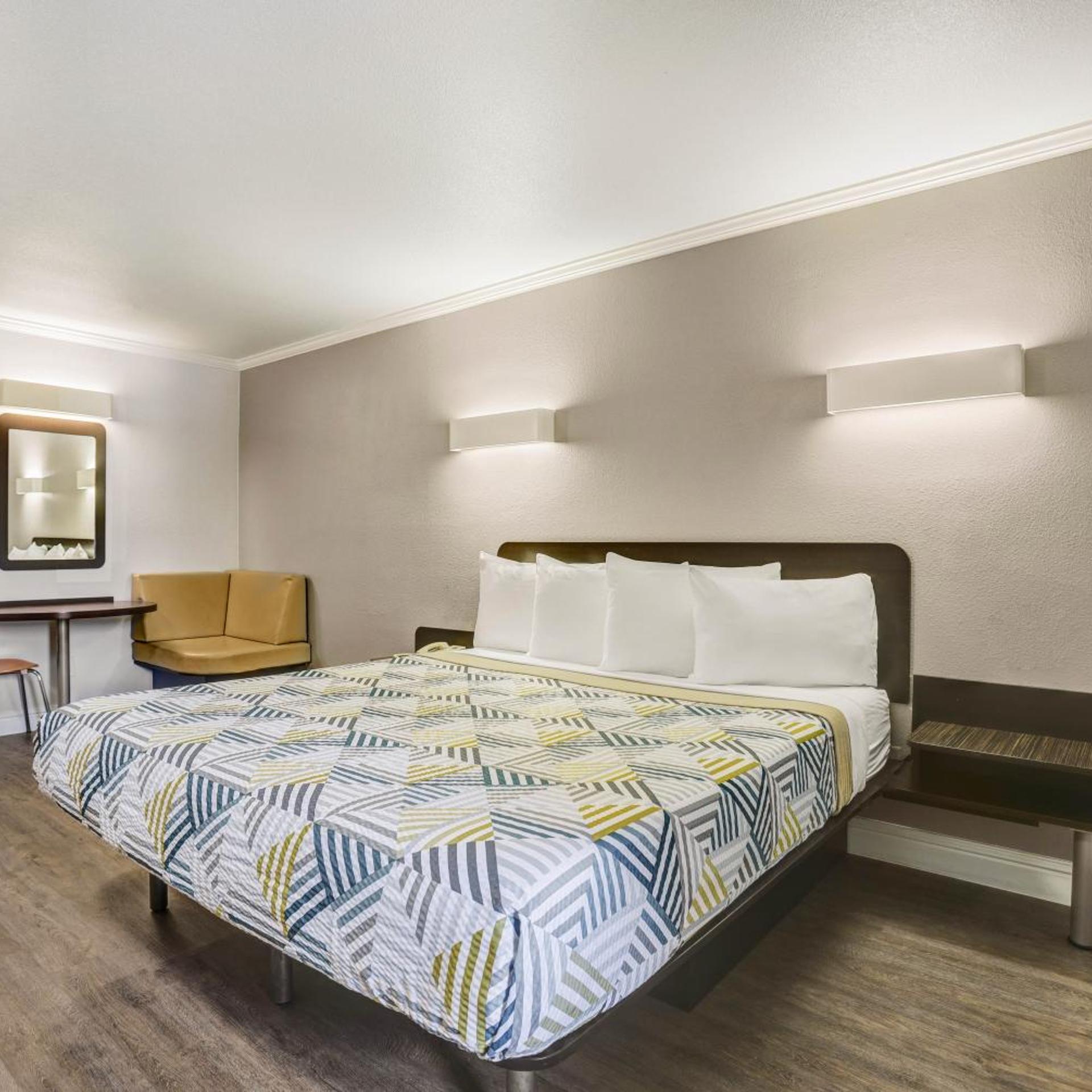 1 Queen Bed Mobility Accessible Tub Nsmk، Motel6 Lodi, CA 3/7