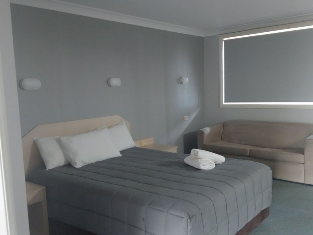 Upstairs, Deluxe, Queen Bed