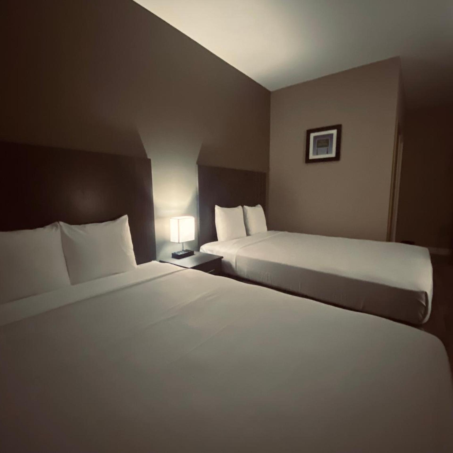 Room, 2 Queen Beds, Econo Lodge Prince George City Centre 3/8