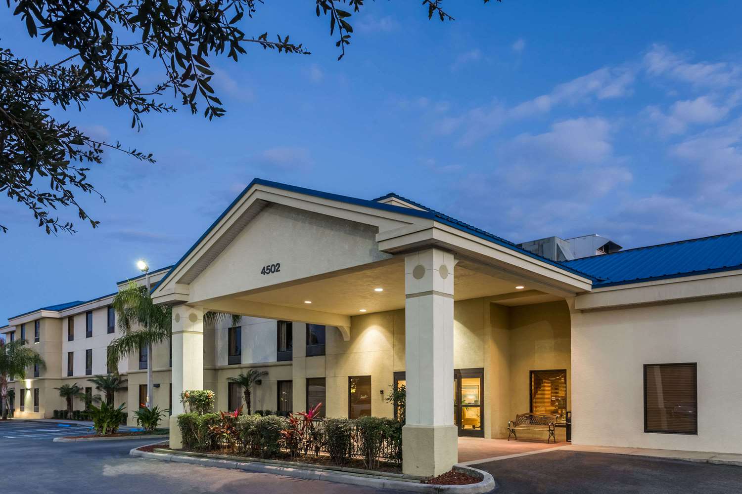 Days Inn & Suites by Wyndham Lakeland 1/85