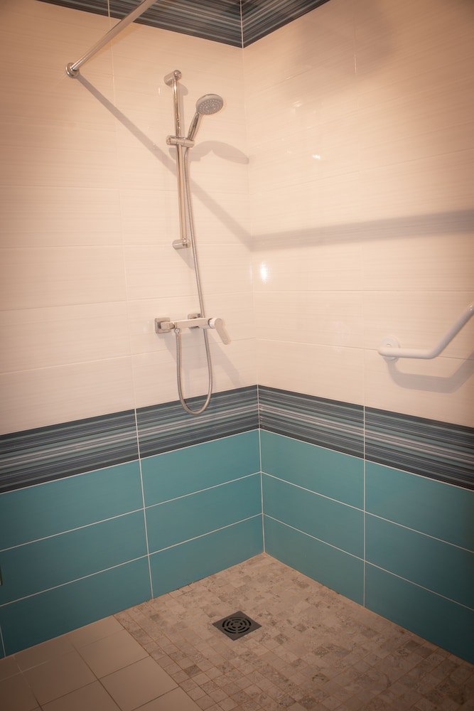 Hôtel Reine D'Azur 50/50