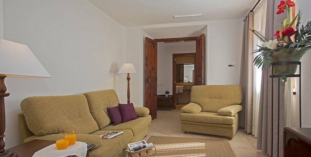 Cal Bisbe Hotel 44/70