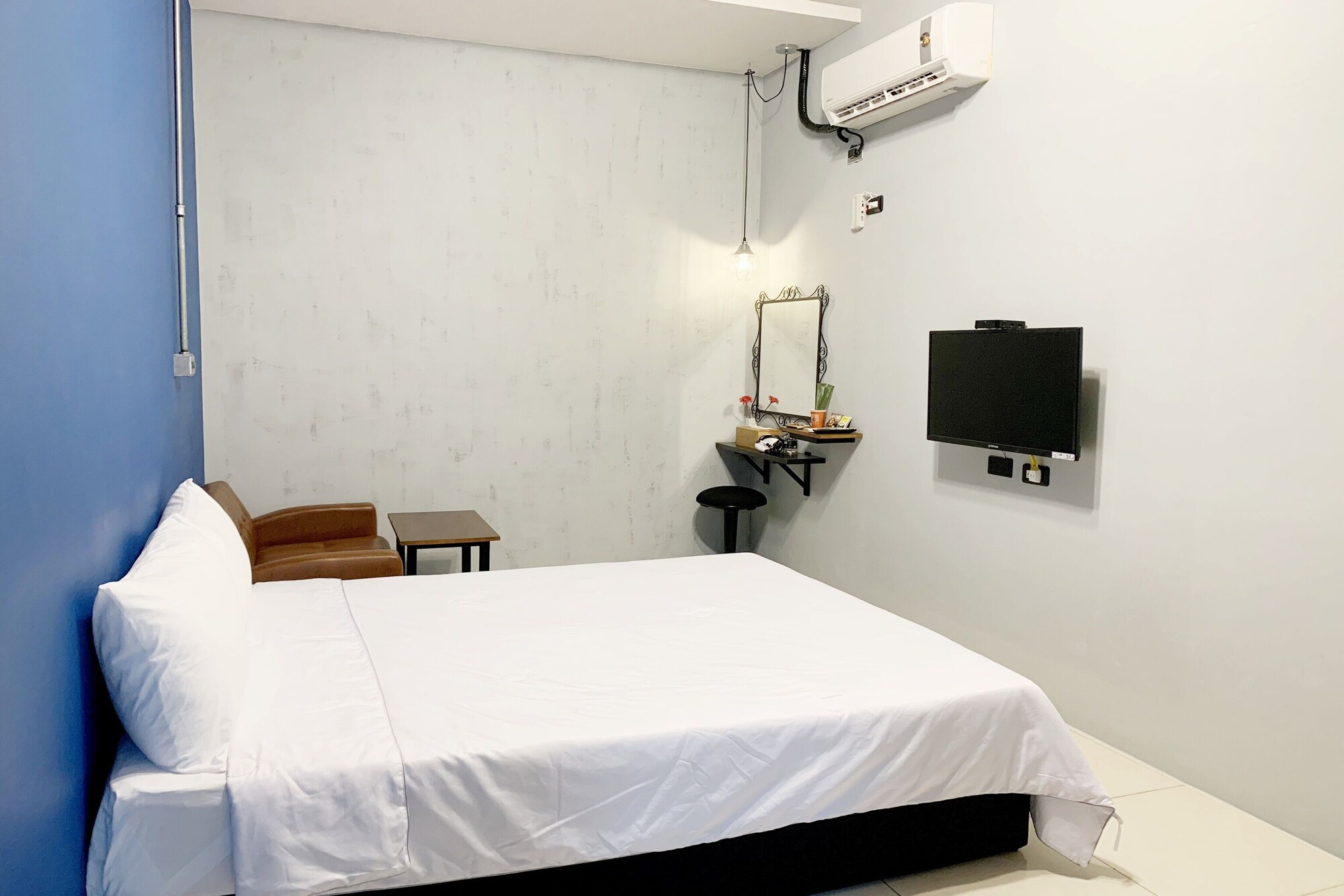 ROOM, DOUBLE BED, NO WINDOW