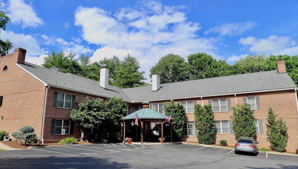 Brandywine River Hotel 30/35