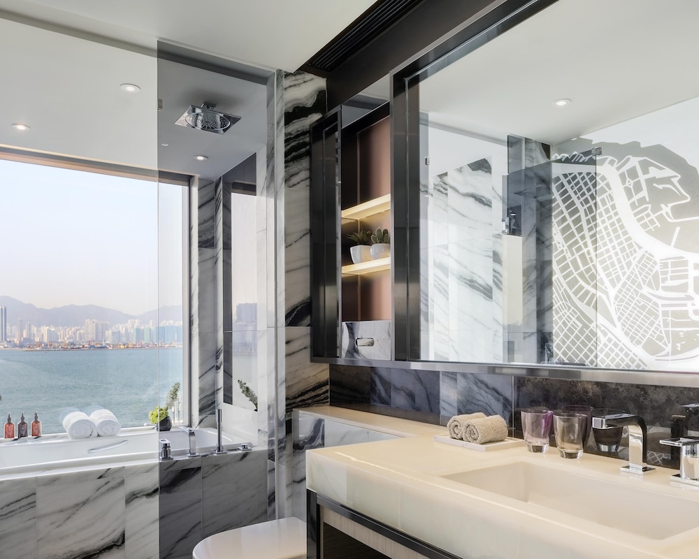 Hyatt Centric Victoria Harbour 70/70