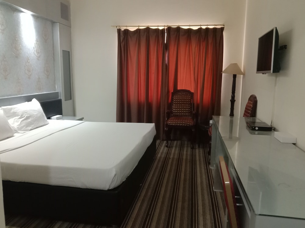 Al Commodore Hotel 8/40