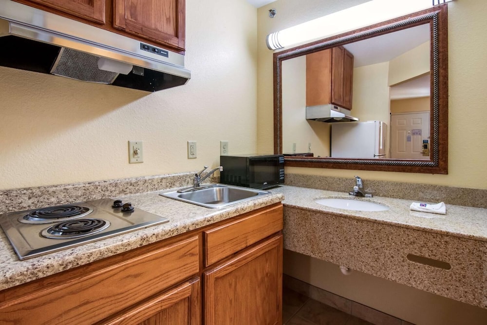 Rodeway Inn and Suites Macon 43/45