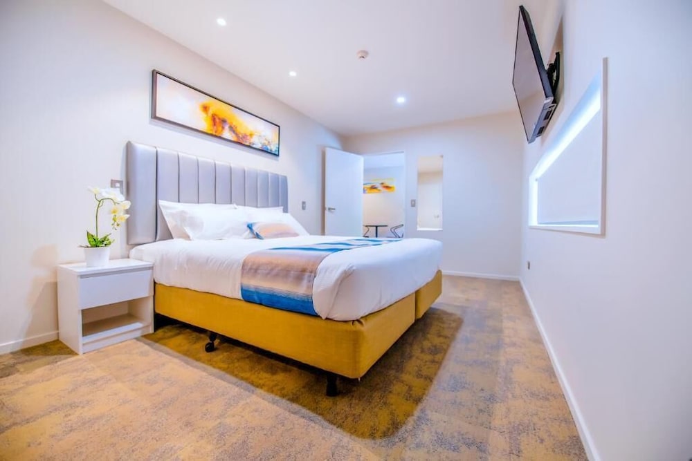 شقة عائلية بسرير كوين وسرير فردي مع أريكة، Alpine Hotel 3/9