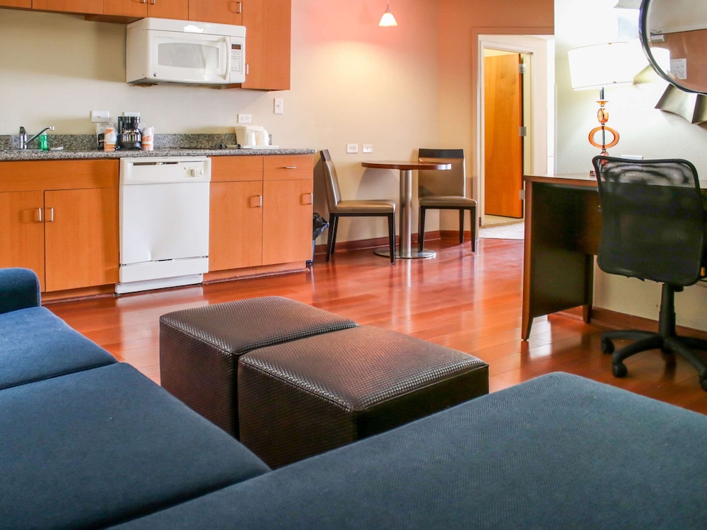 Comfort Suites At Virginia Center Commons 25/39