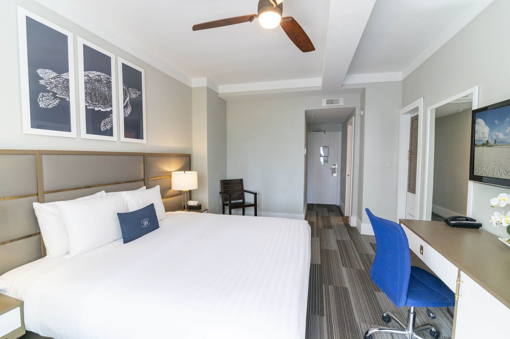 LUXURY, KING BED