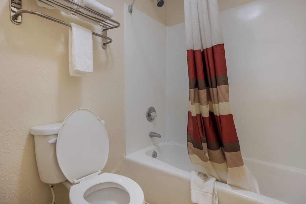 Red Roof Inn & Suites Statesboro - University 42/45