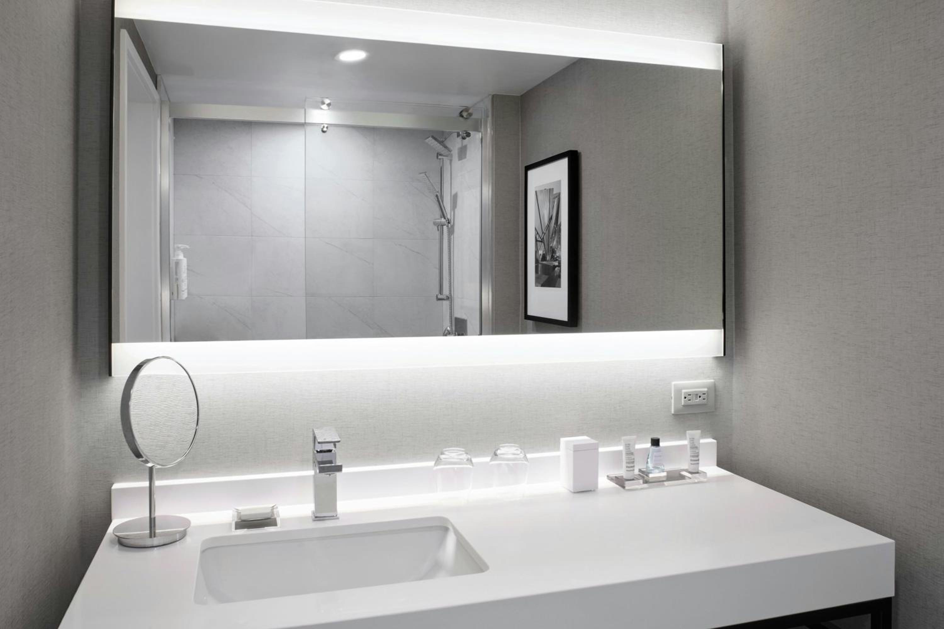 غرفة بسريرين كوين، Toronto Airport Marriott 16/17