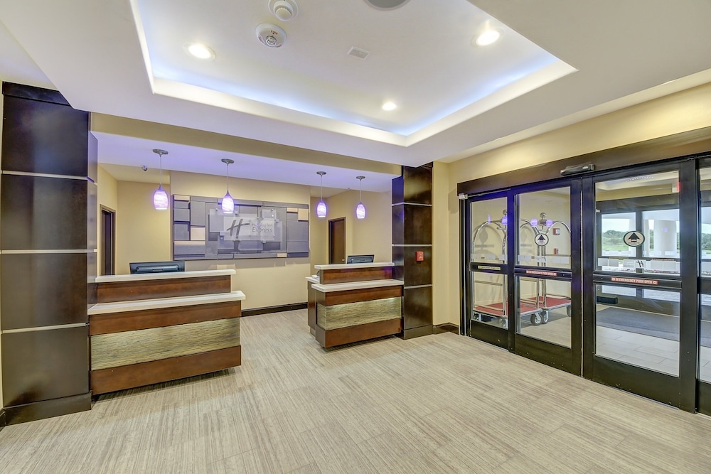 Holiday Inn Express And Suites Carrizo Springs 2/40