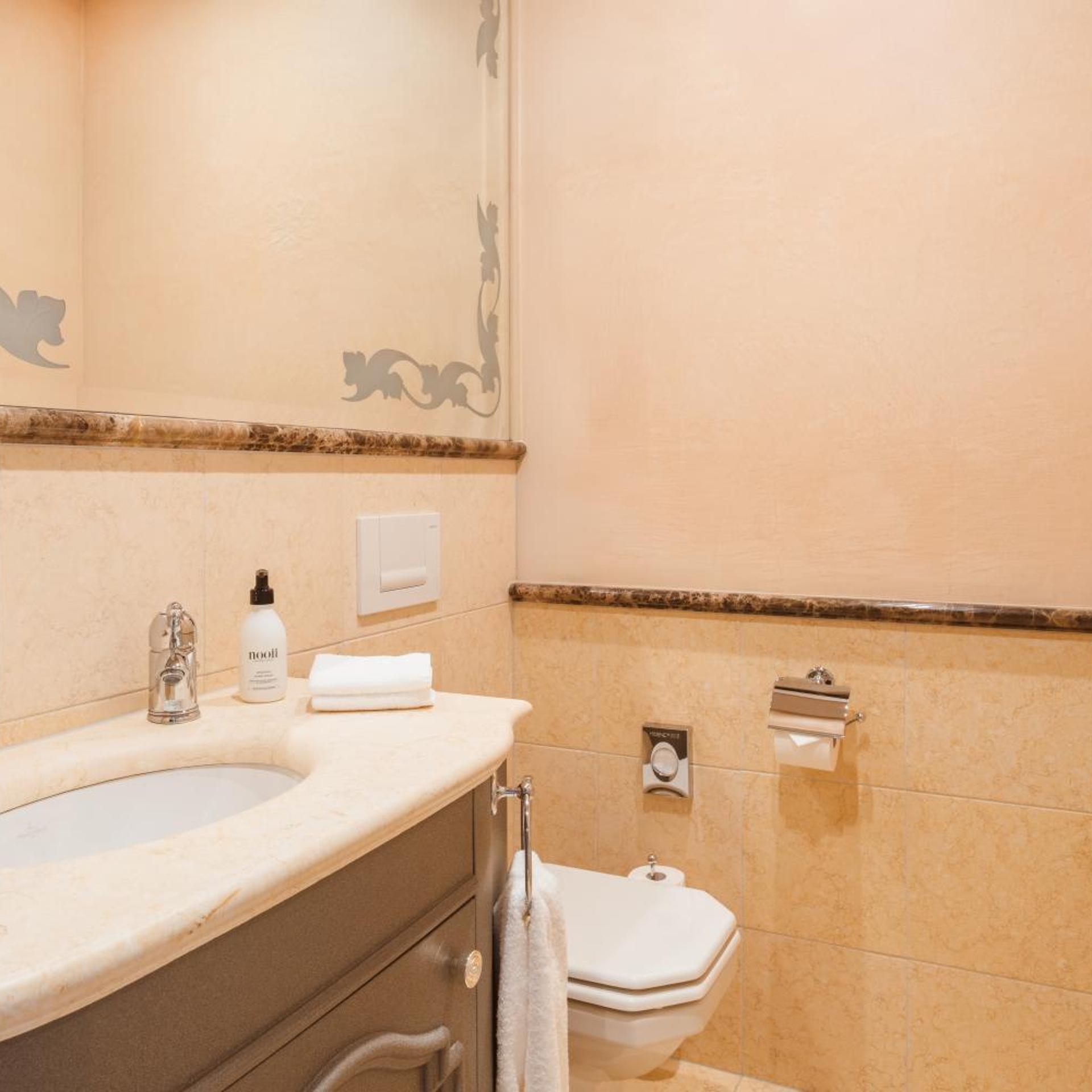 2 Bedrooms, Carlton, Suite, Lake View، Carlton Hotel St Moritz 3/5