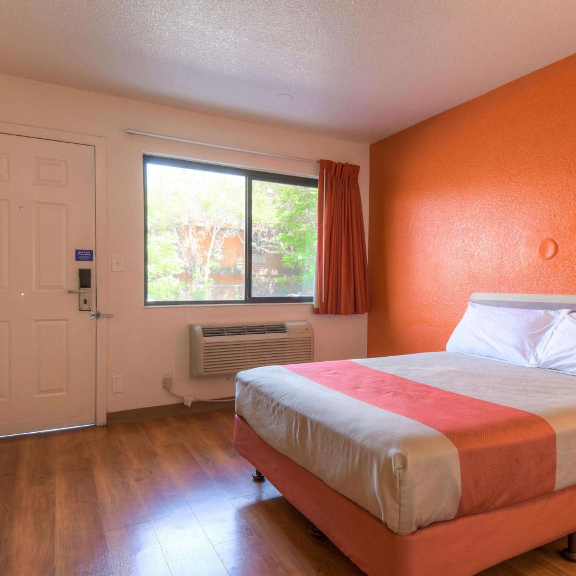 1 Queen Bed