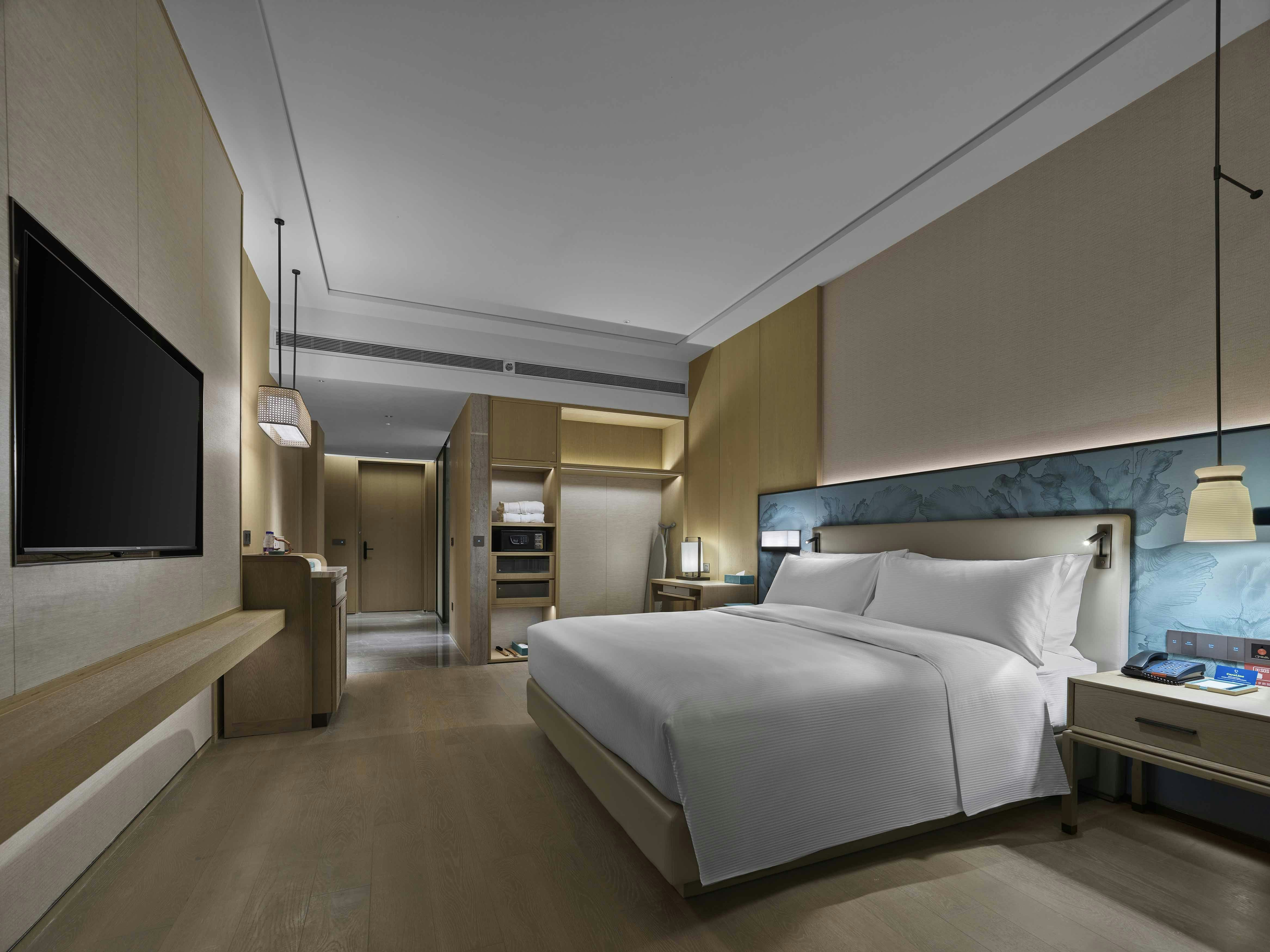 ROOM, KING BED, ACCESSIBLE