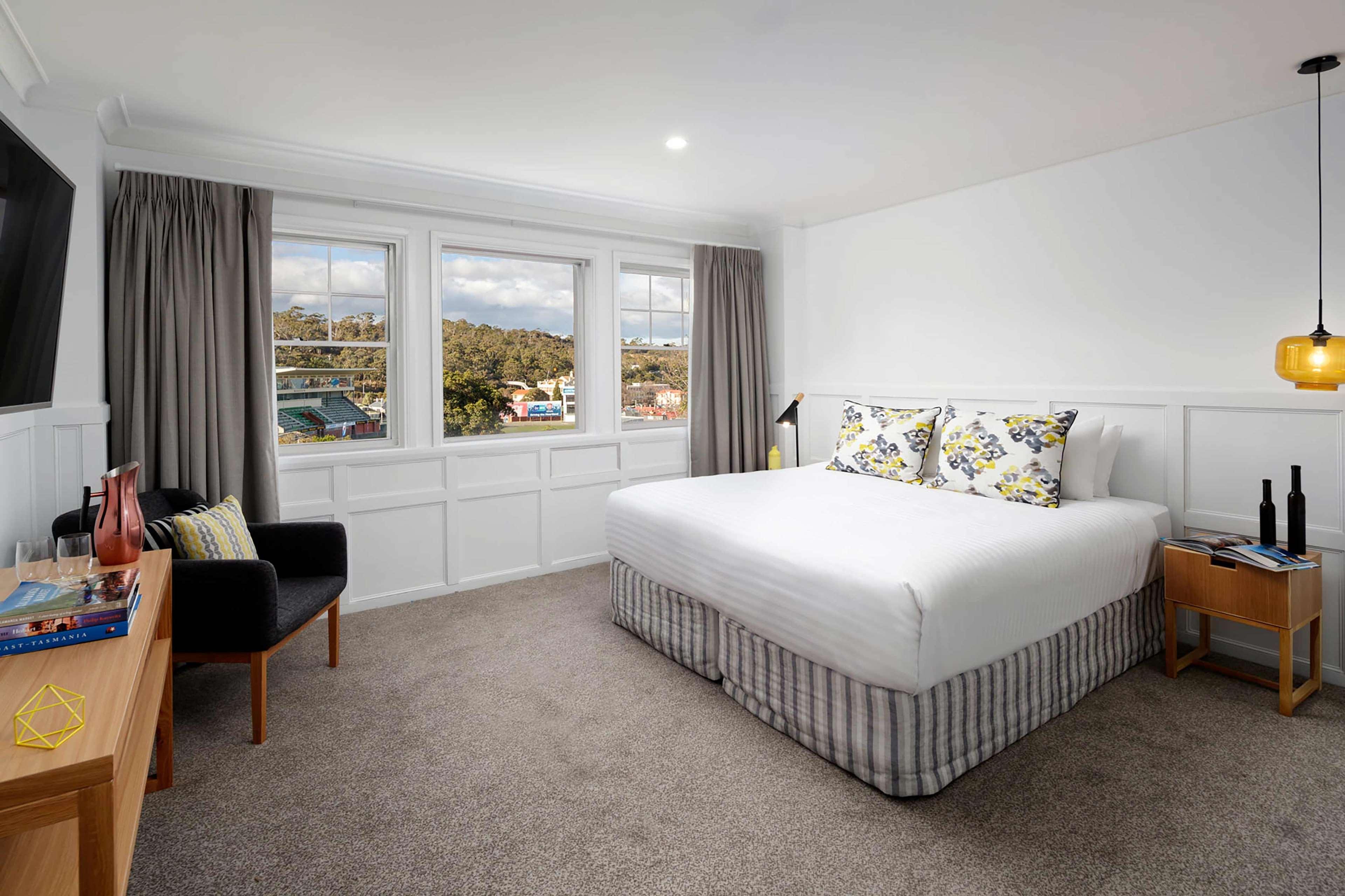 MANOR, KING BED